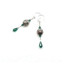 emerald green color long dangle elegant style earrings 