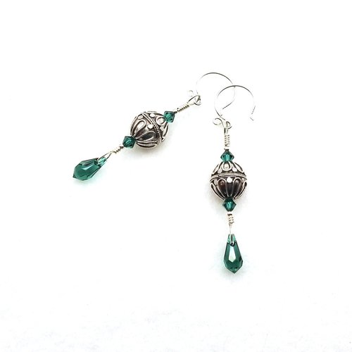 emerald green color long dangle elegant style earrings 