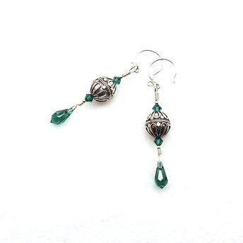 emerald green color long dangle elegant style earrings 